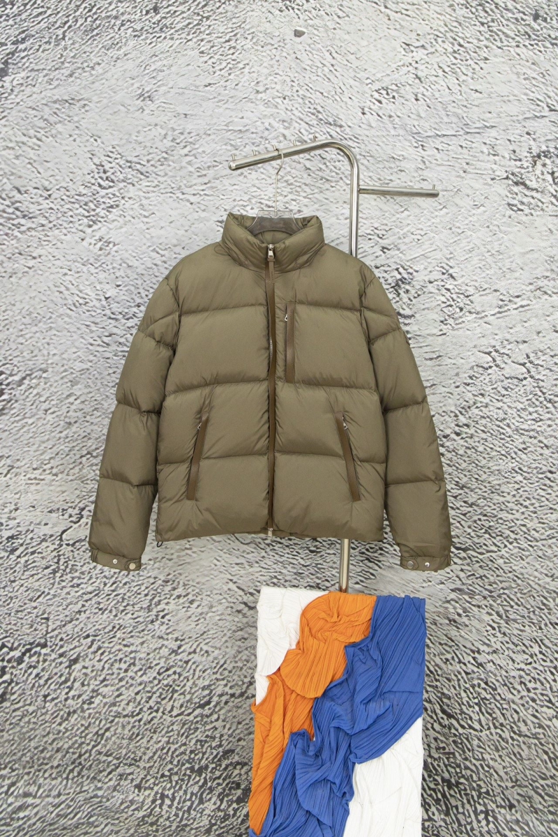 G*u*i down coat